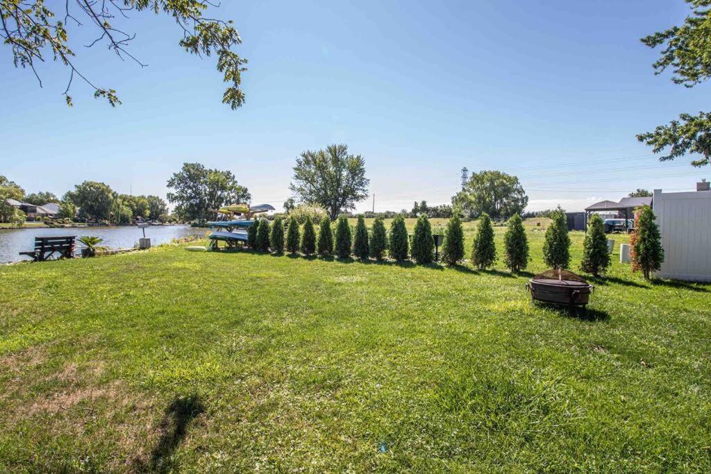 2 Bedroom Getaway On The River/Close To Marina Belle River Esterno foto